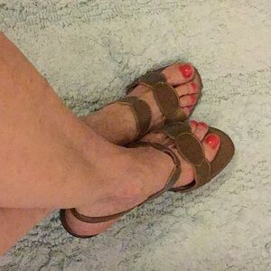 Gold Munro Sandals. Comfortable for 🚶‍♀️, yet 👗